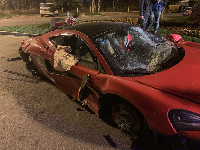 百万超跑高速出二次事故被撞报废|迈凯轮|事故|跑车_新浪新闻