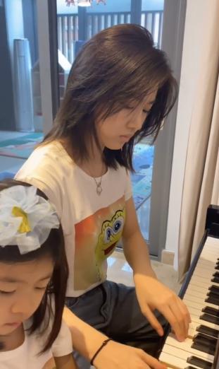 汪峰两女儿弹琴为妈妈庆生章子怡喜笑颜开小苹果被指表情冷淡