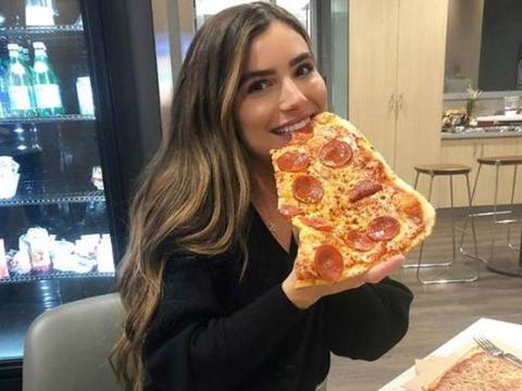 霍福德老婆 nba球员霍福德的妻子是艾米利亚-维嘉,与霍福德一样