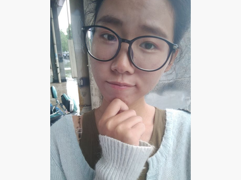 眼含泪花,长相甜美,追求者多,建议不要过早结婚