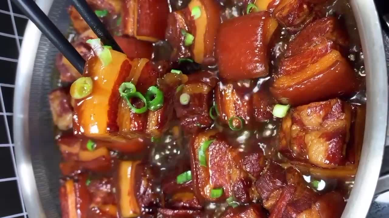 紅燒肉的做法白肉嫩而不油瘦肉粉糯入味白米飯的絕佳搭檔