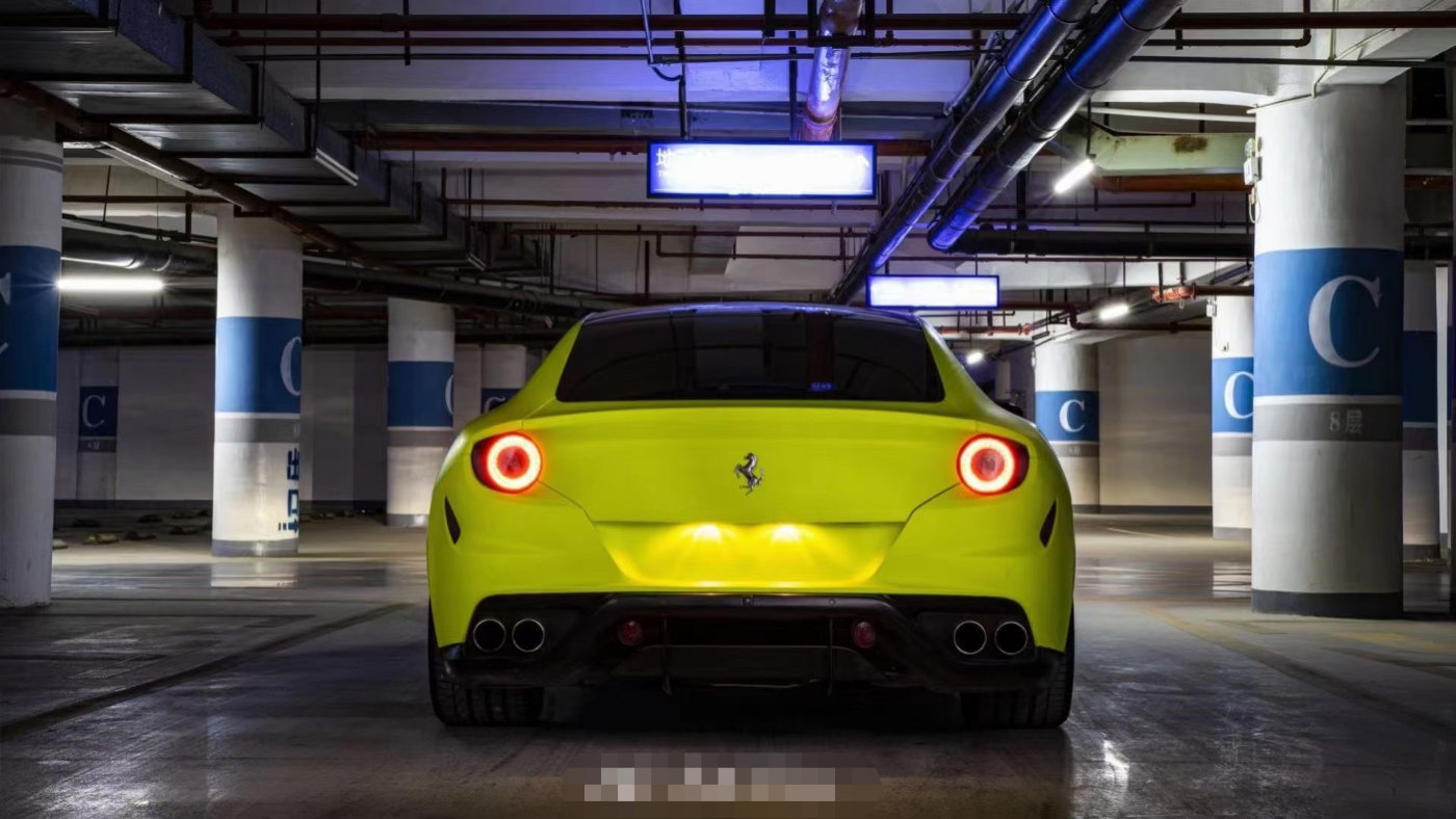 改色荧光黄的法拉利ff有时候保持沉默才最可怕