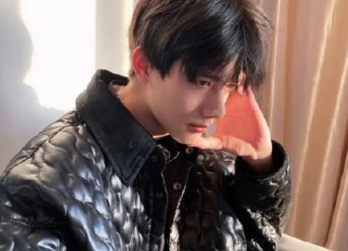 说明甘望星本身是有话题度的,这也是他能够当明星的一个重要潜力.