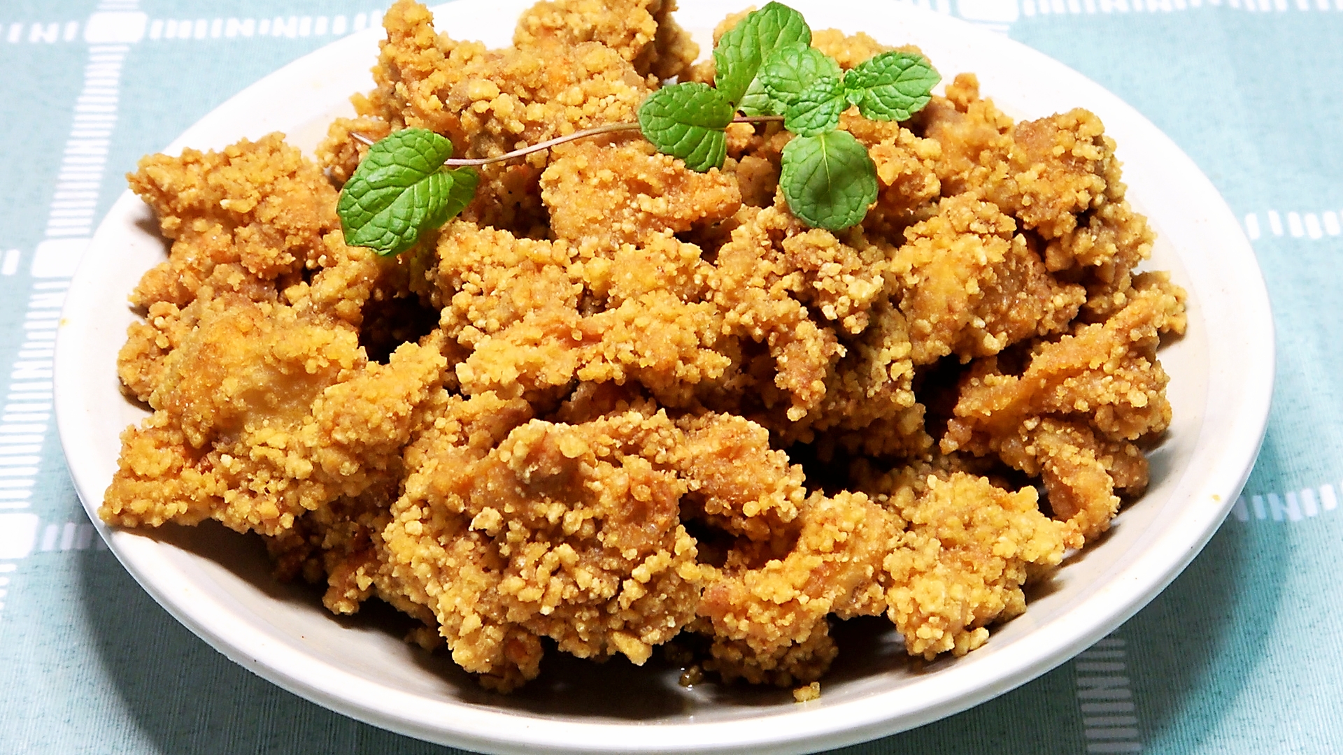 用中大火炸到金黄即可,复炸一下会让鸡块变得更酥脆, 一道外酥里嫩的