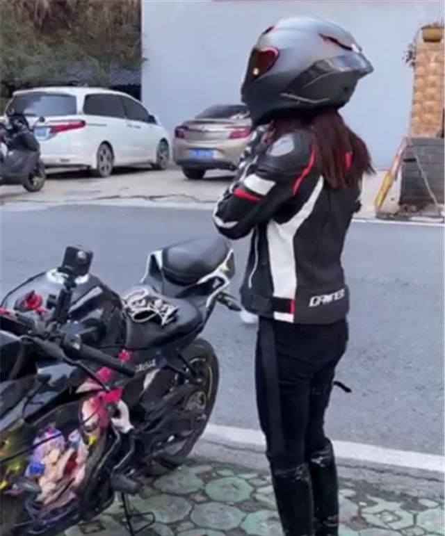 最近,在浙江的近水楼台附近实拍杭州首台"蕾姆"版画的春风250sr摩托车