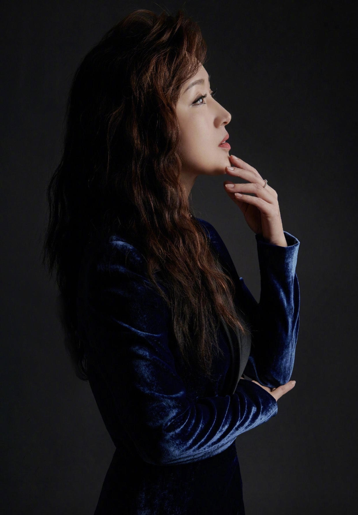 杨钰莹真是冻龄女神,穿蓝色西服套装减龄时髦,不愧是甜歌皇后