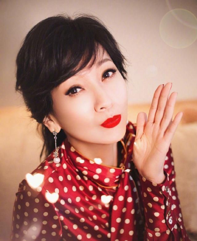 赵雅穿红色连衣裙减龄时髦奶奶真会穿