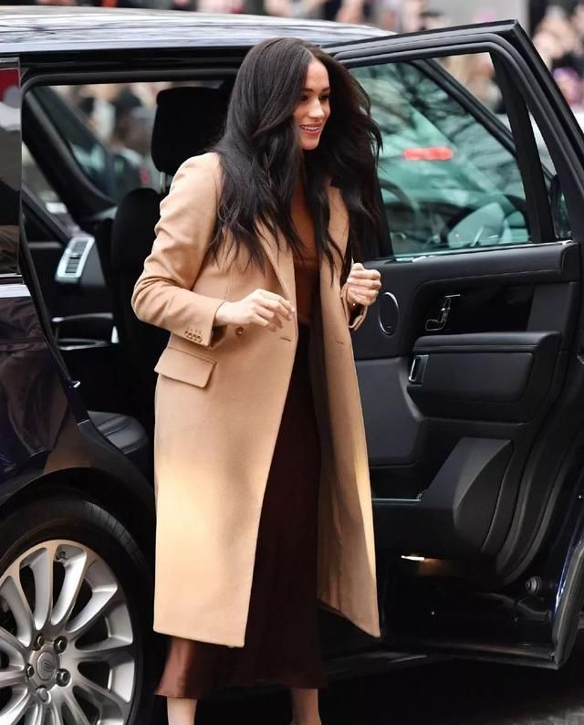 梅根王妃终于亮相丝绸裙配大衣非常贵气