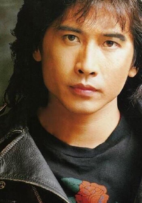 年轻的齐秦帅气不羁.