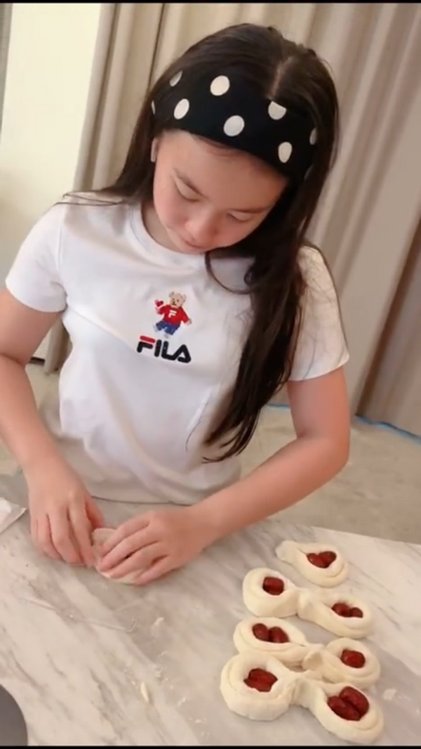 刘涛12岁女儿罕曝光化身小厨娘太贤惠长胖后脸圆更像爸爸