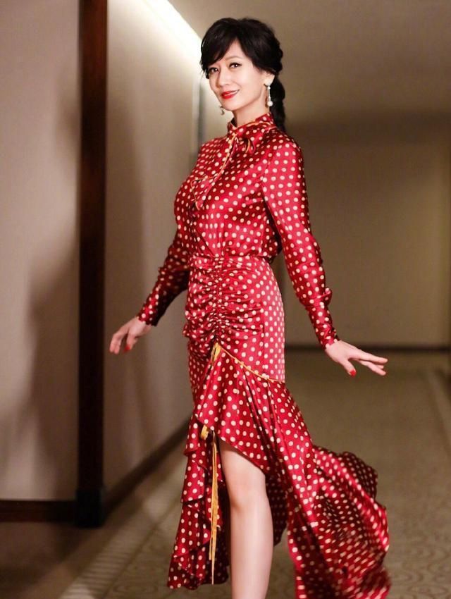 赵雅穿红色连衣裙减龄时髦奶奶真会穿
