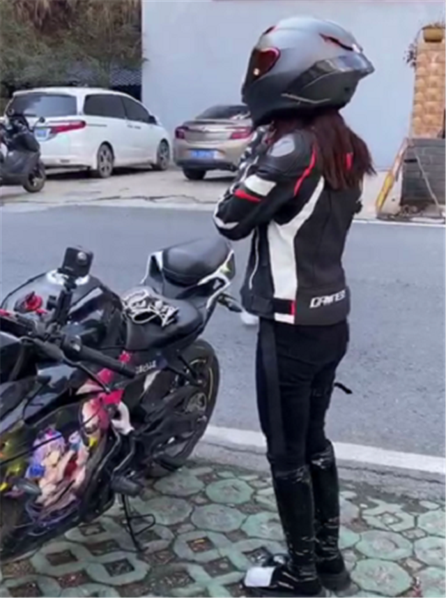 00后女骑座驾,春风250sr,全车"蕾姆"版画,还是杭州首台