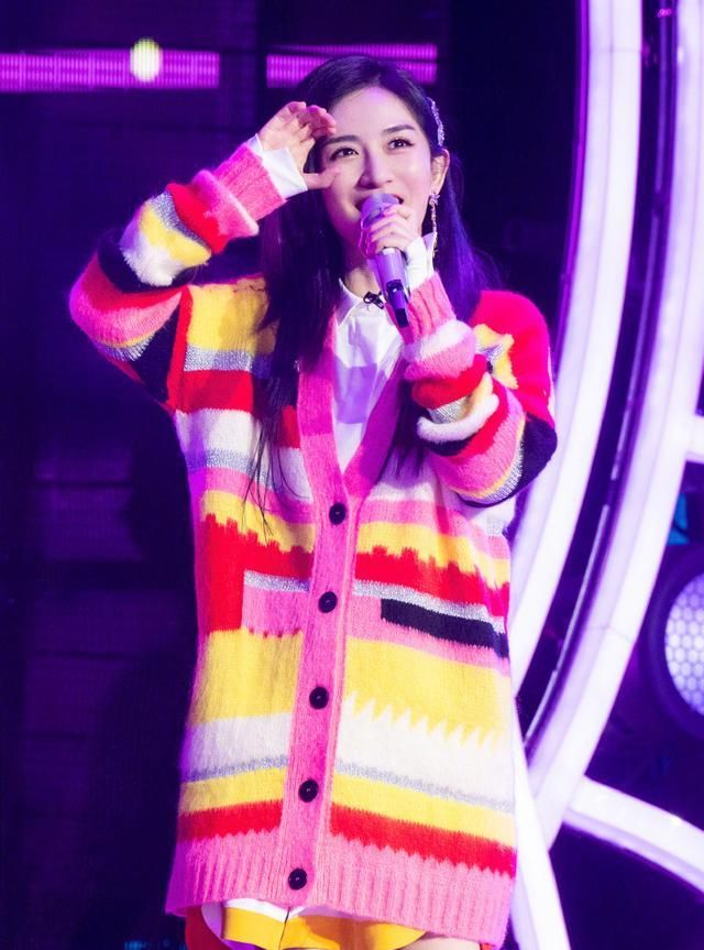 谢娜怀孕不忘工作,穿衬衫裙藏孕肚好时髦,但裤子这么紧合适吗?