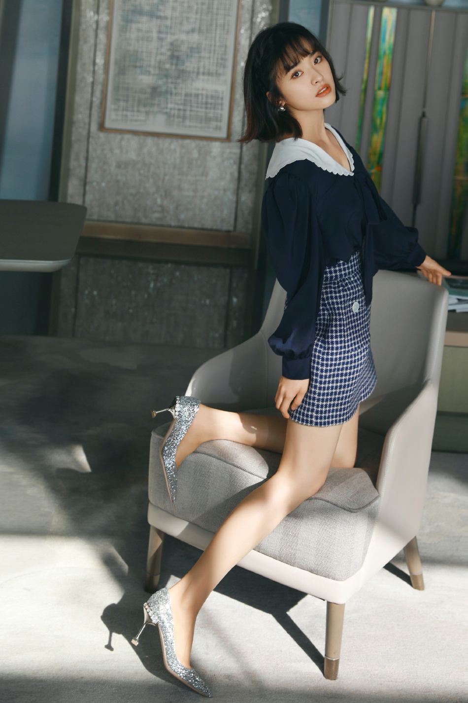 沈月短发齐刘海大眼灵动 穿翻领连衣裙清新怡人