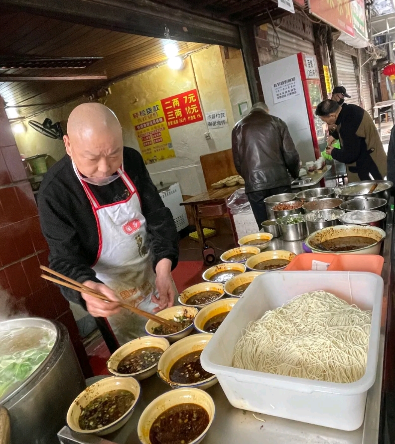 第二好吃的重庆小面著名的四大面馆之一环境差味道安逸