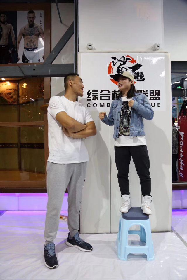 拳击规则挑战2米13巨人,比赛令人深思|董泰山|拳击|巨人_新浪新闻