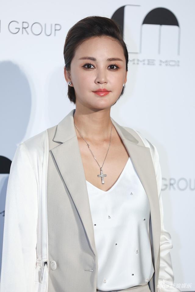 马伊琍带二女儿出席时装秀,小姑娘穿粉色亮片裙,公主范儿十足