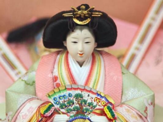 摆在妹妹骨灰盒旁的娃娃,在不断长头发|布娃娃|寺庙|阿菊_新浪新闻