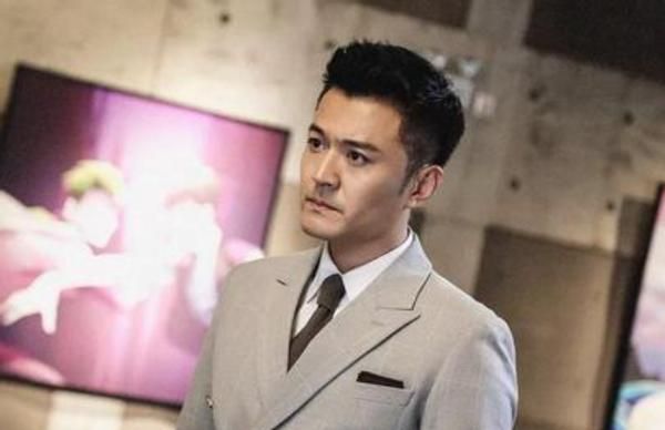 这位男明星就是于小伟,经常看电视剧的观众应该对他非常熟悉,最近几年