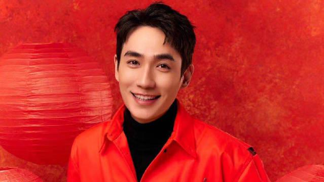 朱一龙春晚《明天会更好》单人cut 春风不解风情,吹动少年的心