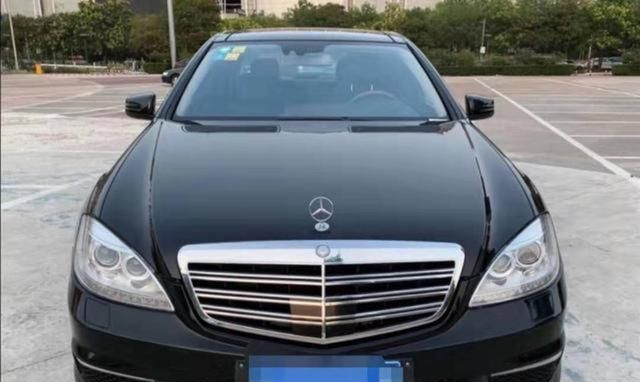 上街巧遇12缸奔驰s600l,马力最高可达517匹,当初落地282万