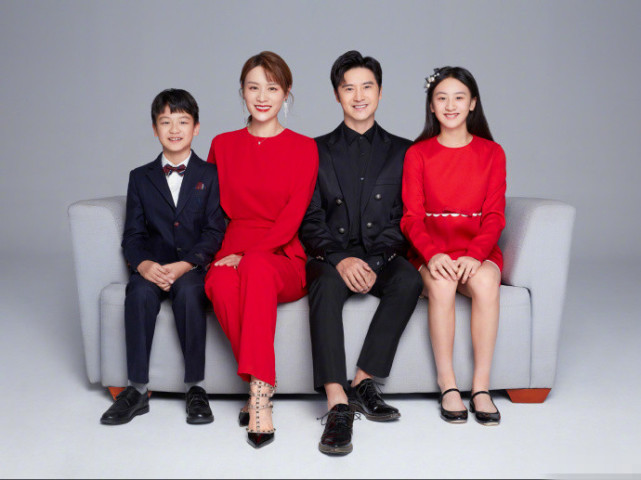 叶一茜晒全家福庆除夕,森碟穿红裙秀长腿成焦点,奶油肌太亮眼