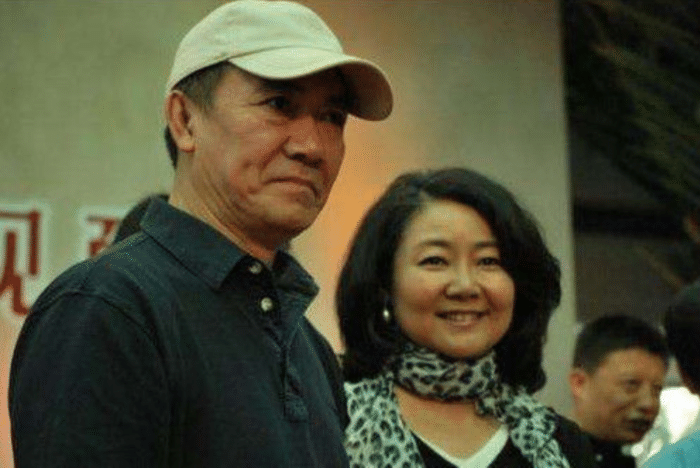 她出道24年没有绯闻,与初恋携手一生,婚姻29年被丈夫宠溺|萨日娜|初恋