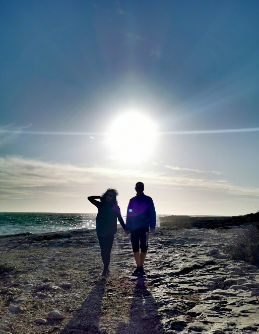 金星罕晒老公与汉斯国外度假过节夫妻俩海边牵手漫步超浪漫