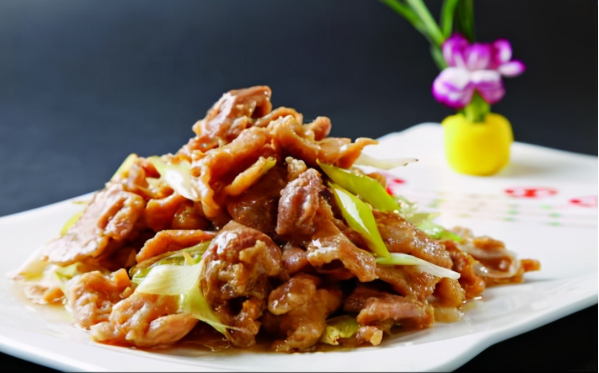 大葱爆羊肉6. 把炒好的味汁倒入盛有黄瓜,木耳,萝卜的容器里,拌匀5.