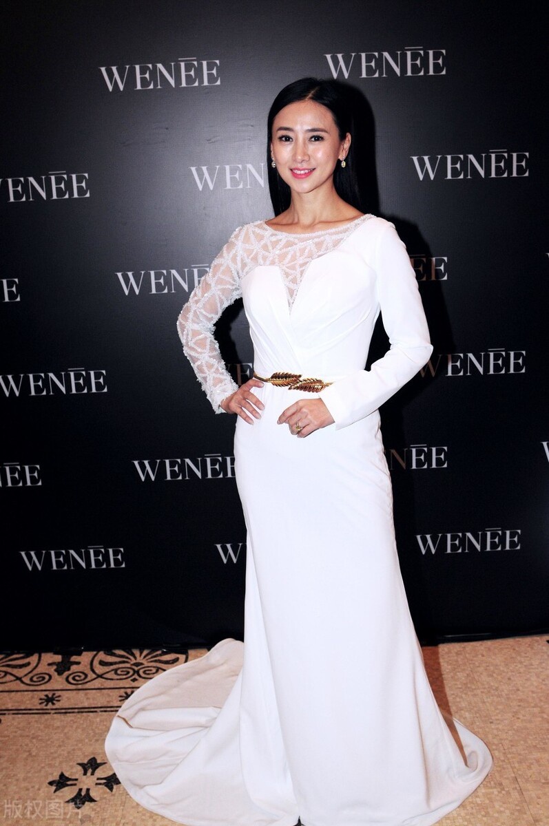 翁虹参加活动美丽大方不老女神