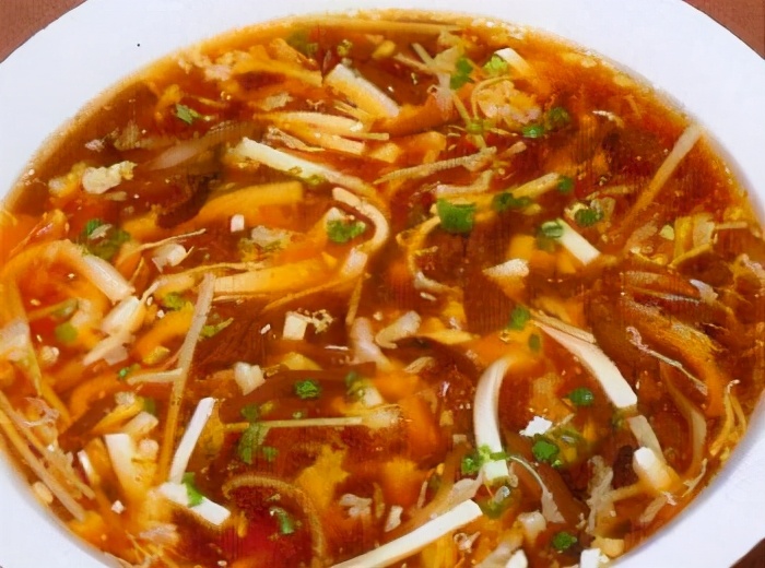 酸辣豆腐羹4,锅内留油25克,将羊肉片,大葱,盐,酱油,料酒,味精,水淀粉