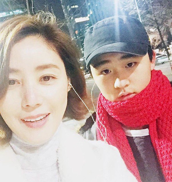 女方53岁演过男方妈,保养得当皮肤好|金成玲|李敏镐|姐弟恋_新浪新闻