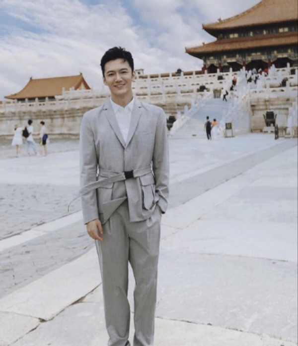 央视春晚新主持张韬帅气,高颜值神似黄晓明,与董卿康辉相处融洽