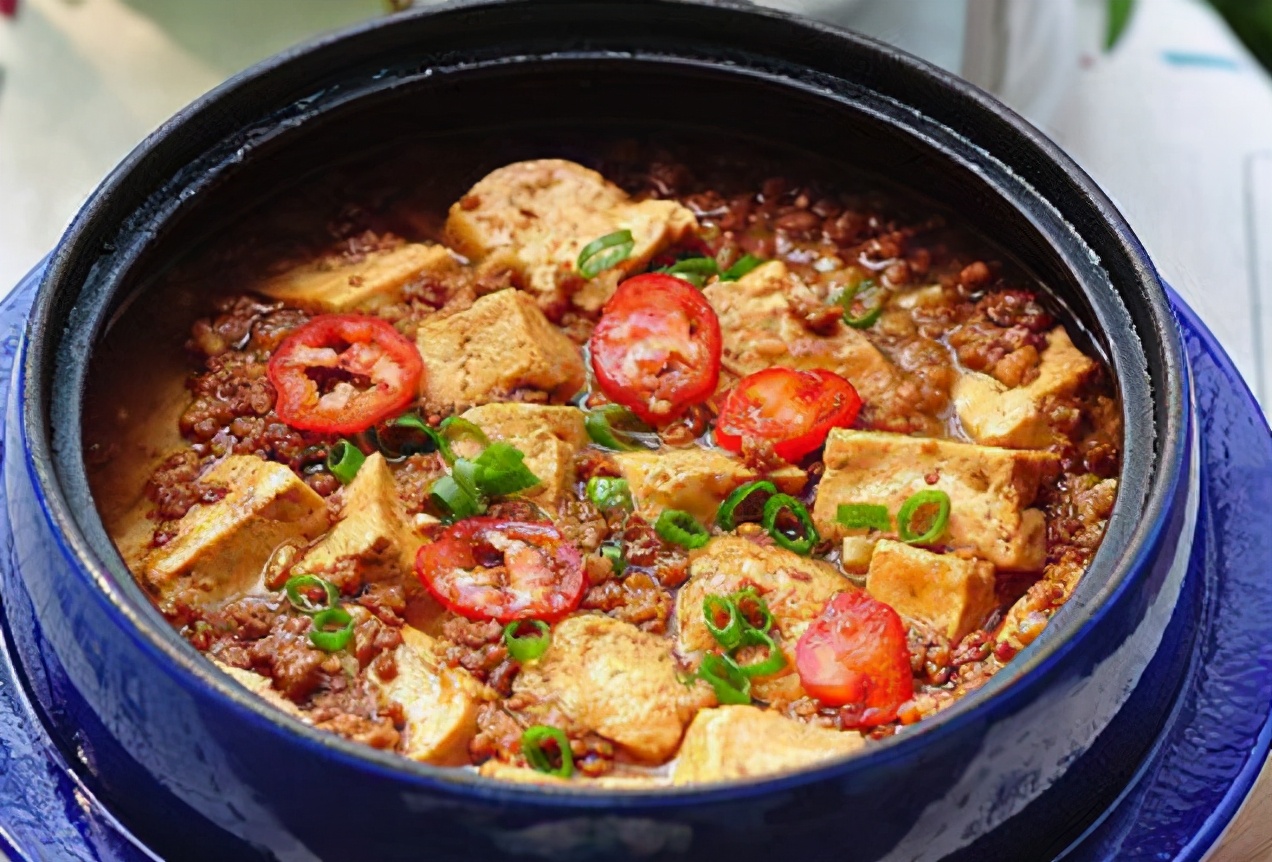 酱焖豆腐煲5,加适量盐,加水盖盖,中小火收汁,剩少量汤汁时,加入 菠萝