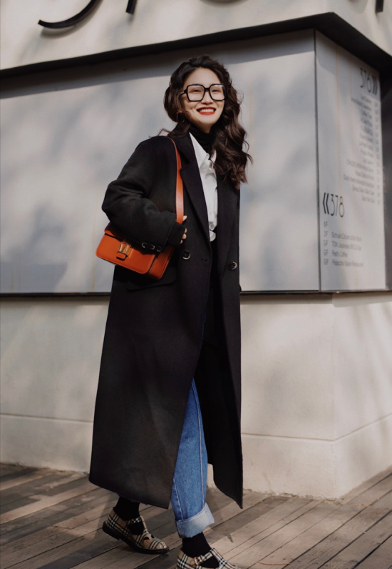 经典款的毛呢大衣年龄35 的女人应该人手一件,选择黑色,藏青色,宝蓝色