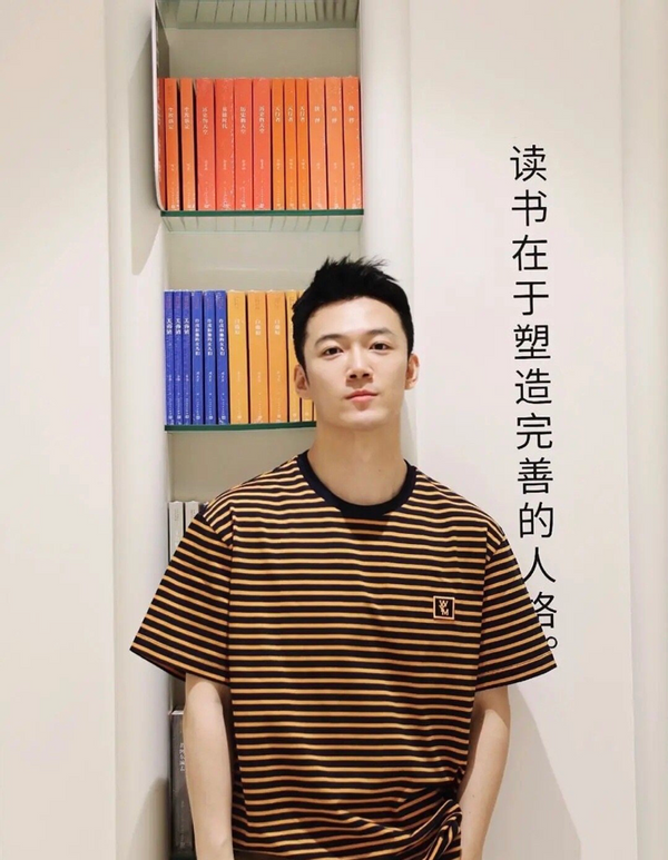 央视春晚新主持张韬帅气,高颜值神似黄晓明,与董卿康辉相处融洽