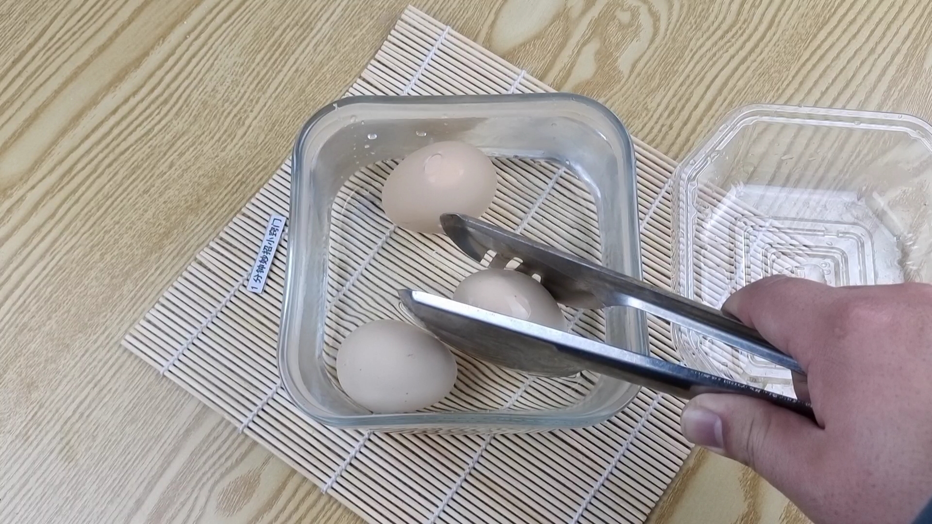 剥鸡蛋壳,许多人第一步就错,大厨教你方法,3秒蛋壳轻松脱落