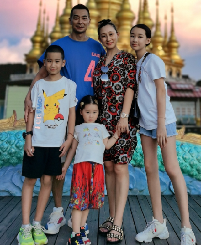 最幸福保姆赵文卓全家为她庆生还送了钻石项链