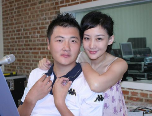 天王歌手为她净身出户3婚嫁著名歌手老公今50岁过成这