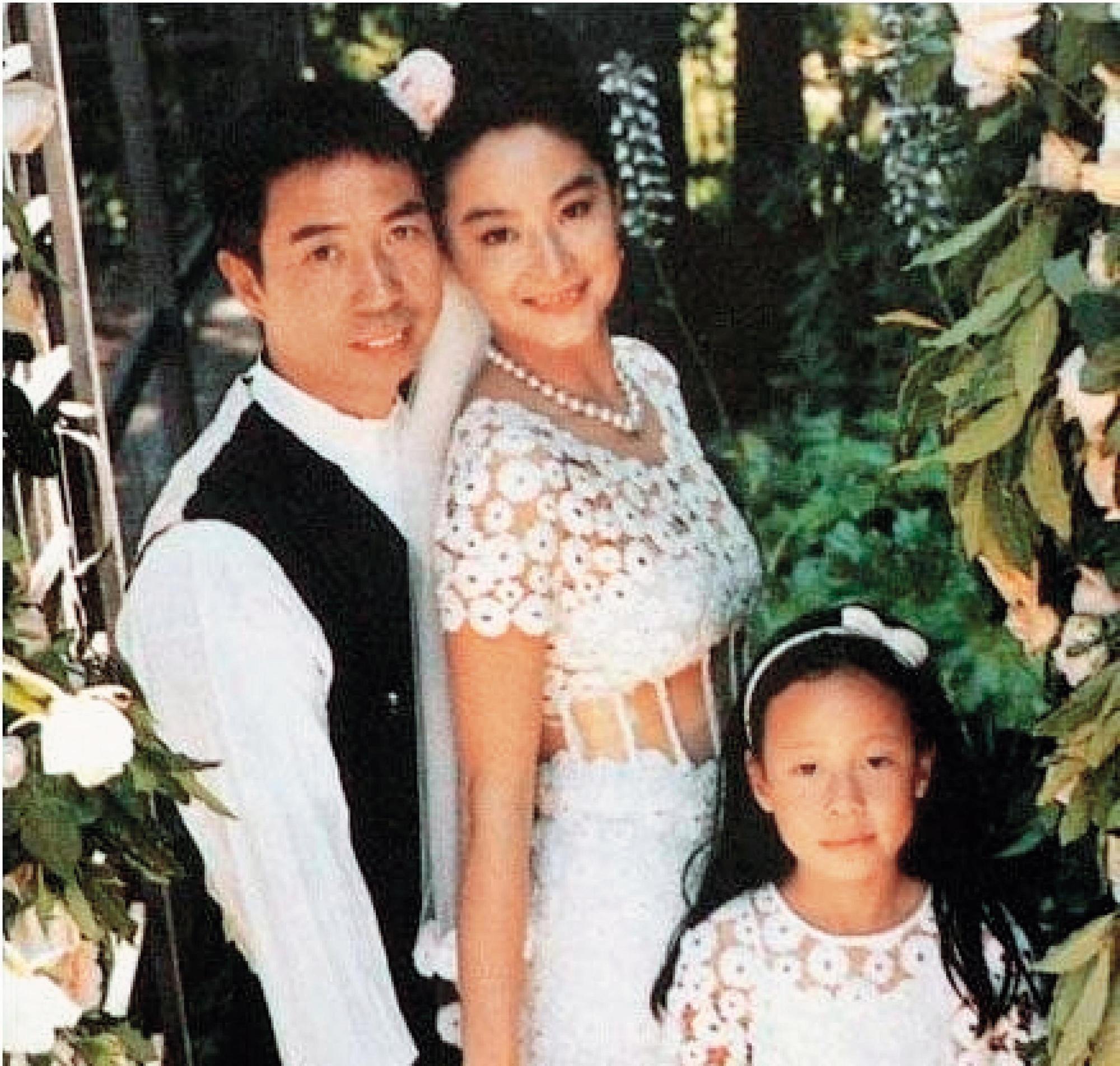 林青霞仨女儿收16亿新春红包一同出售父亲所赠股票套现