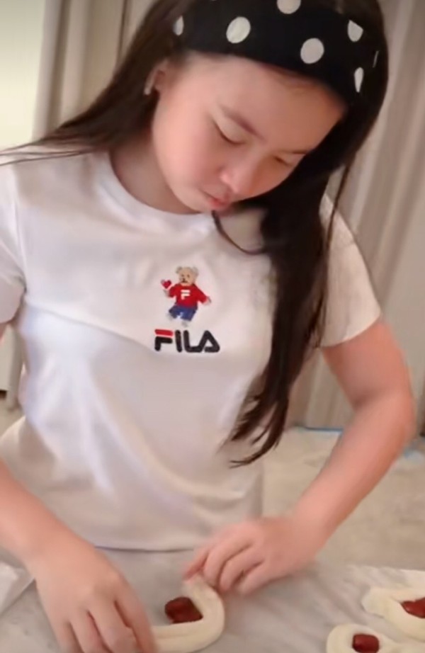 刘涛罕晒女儿照片,13岁爱女眉目清秀,做糕点动作娴熟|刘涛|王紫嫣