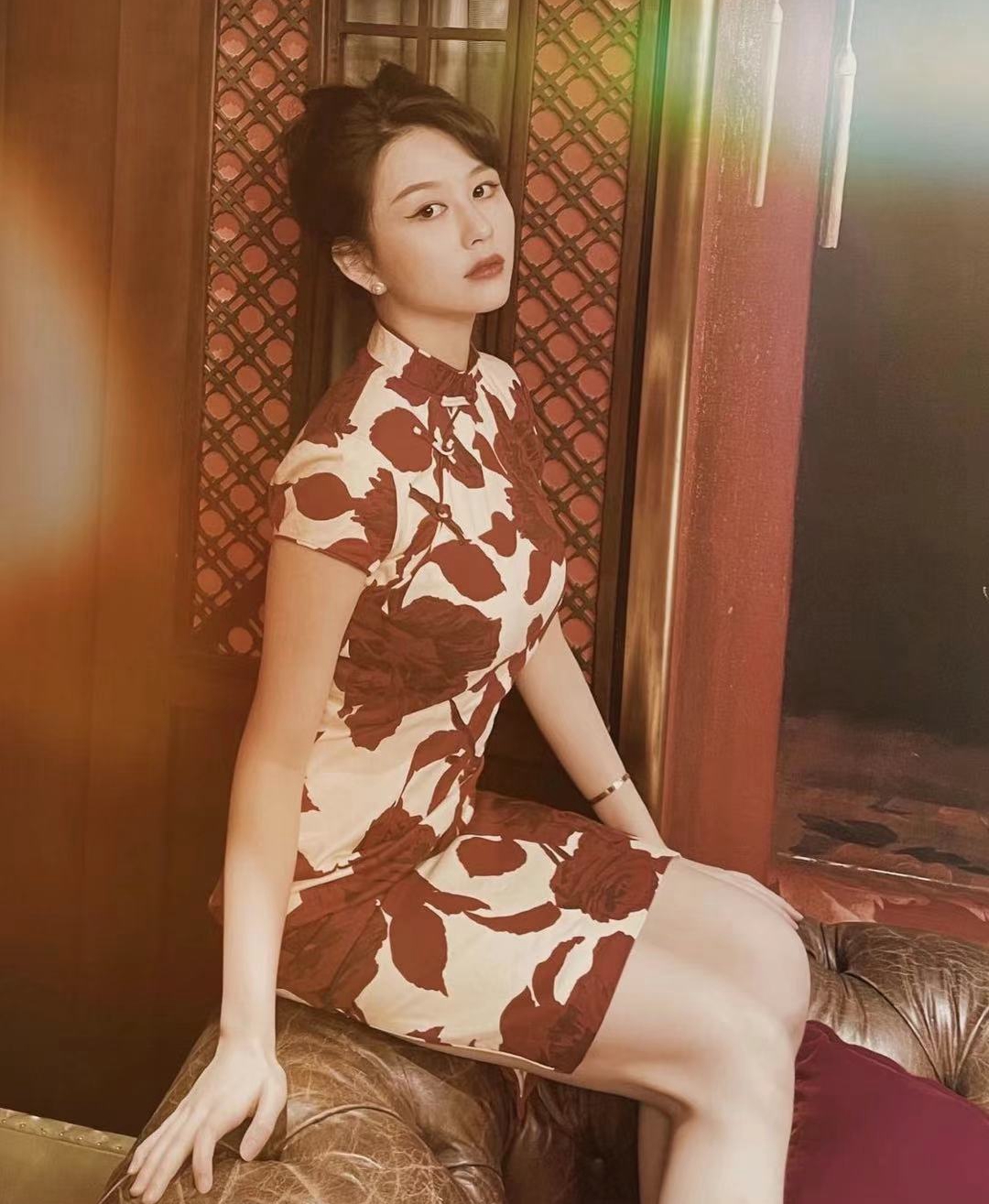 邱淑贞女儿沈月晒照贺新春修长美腿吸睛旗袍造型堪称完美