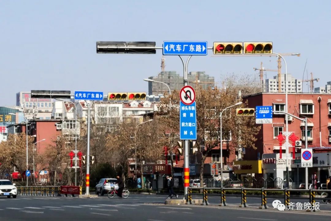 泺文路99黑虎泉西路99趵突泉东门门口99还能看到车来车往的画