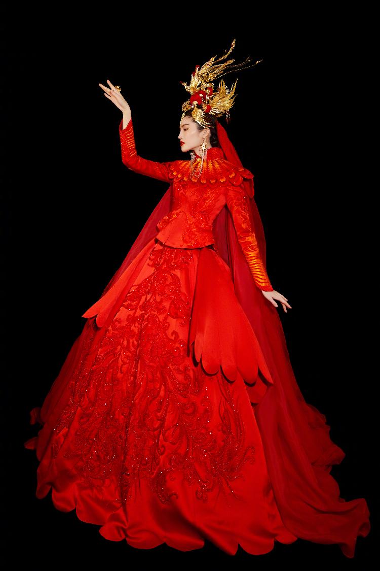 聚焦春晚春晚还是个体力活超模何穗刚刚穿的那套中国红礼裙重达80斤