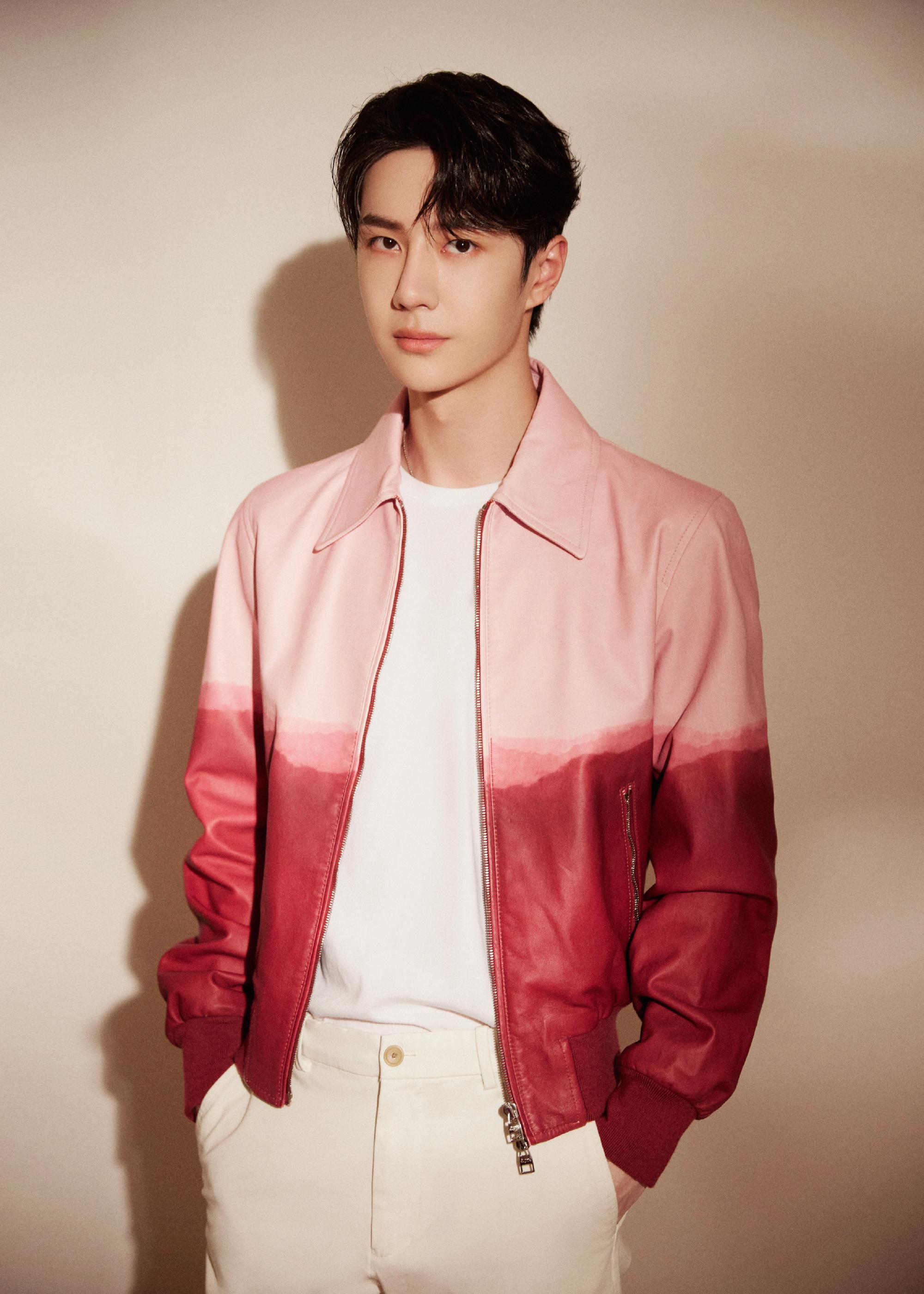 身穿红粉渐变夹克搭配白色西装裤和马丁靴