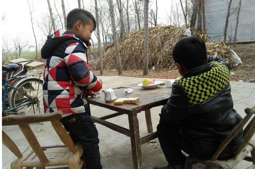 四萌娃模仿杀年猪惟妙惟肖演戏演全套手法娴熟演技精湛