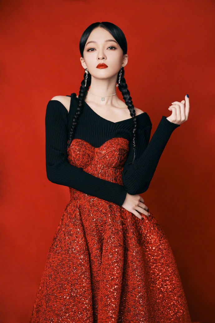 张韶涵璀璨红裙造型贺新春纤细小蛮腰惹眼双麻花辫可爱又精致