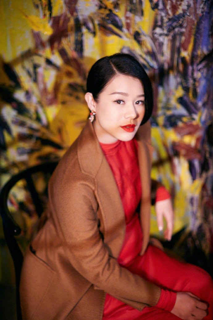 胡杏儿挺三胎孕肚登春晚,宽松驼色大衣难掩孕相,为事业真够拼