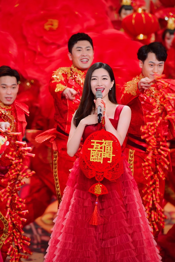 二人被曝已交往9个月,事后双方所属社大方承认,尤其是孙艺珍还亲自po