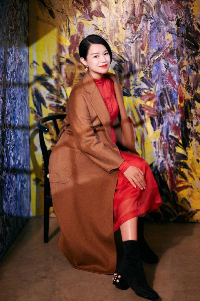 胡杏儿挺三胎孕肚登春晚,宽松驼色大衣难掩孕相,为事业真够拼